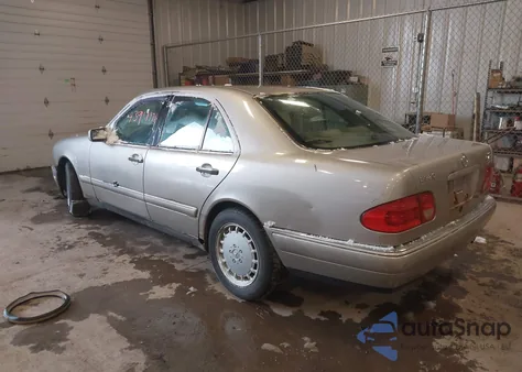 1998 Mercedes-Benz E 320 Awd z USA, uszkodzony, nr VIN WDBJF82F5WX008757